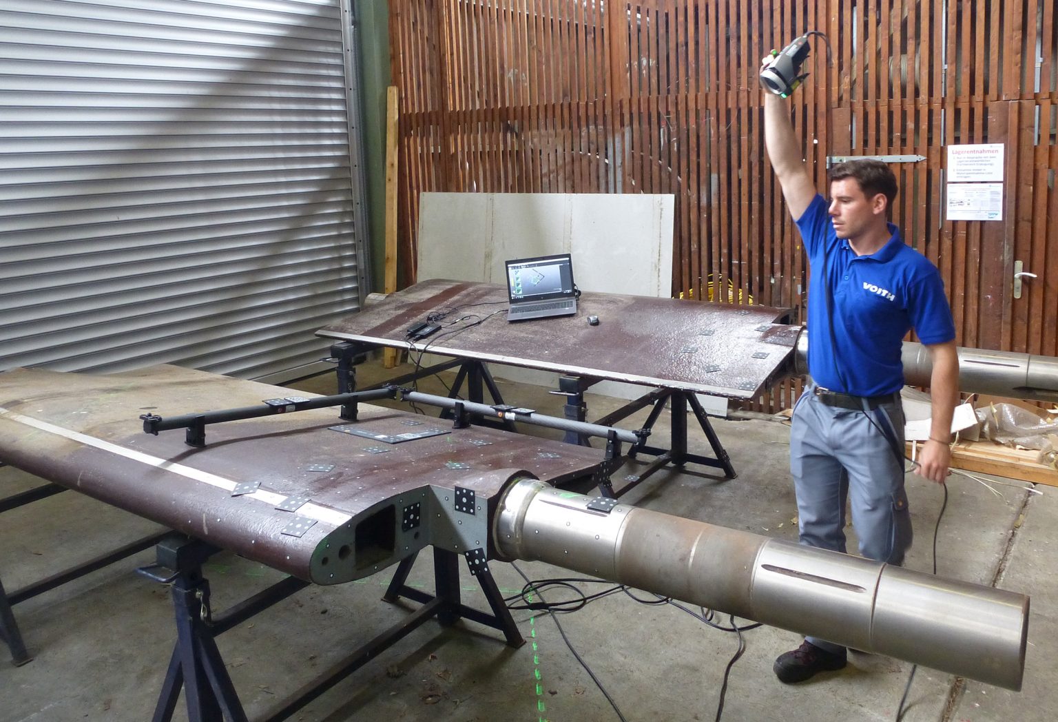 Voith employee using photogrammetry with MaxSHOT3D to measure a large guide vane